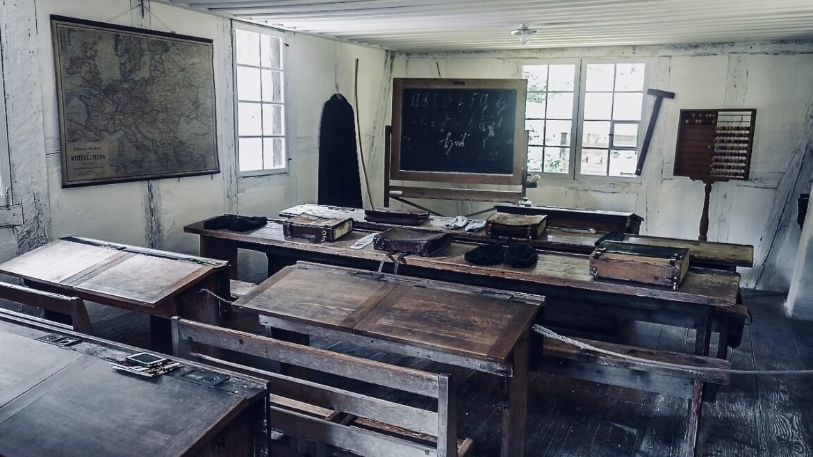 classroom-school-old-classroom-education-f3c7d8.jpeg